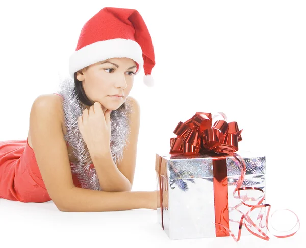 Santa mujer mostrando regalo usando sombrero de Santa . —  Fotos de Stock