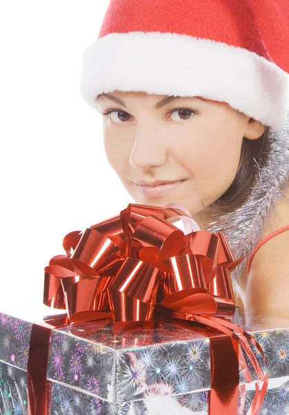 Santa kobieta wyświetlone prezent sobie santa hat. — Zdjęcie stockowe