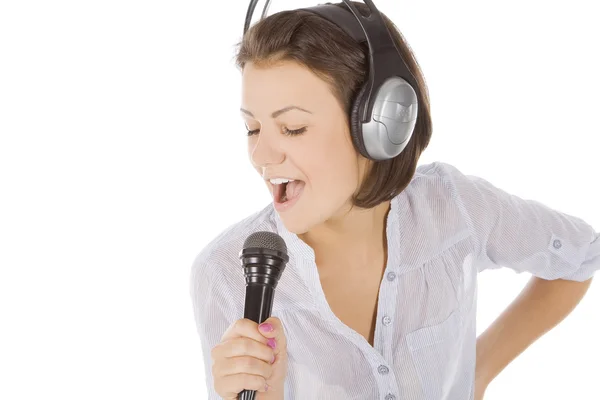 Mujer caucásica cantando en el micrófono . —  Fotos de Stock