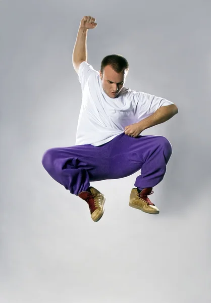 Tonåring som dansar breakdance i hoppa åtgärder — Stockfoto