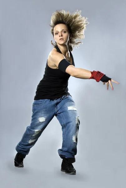 Девушка-подросток танцует брейкданс в действии — стоковое фото