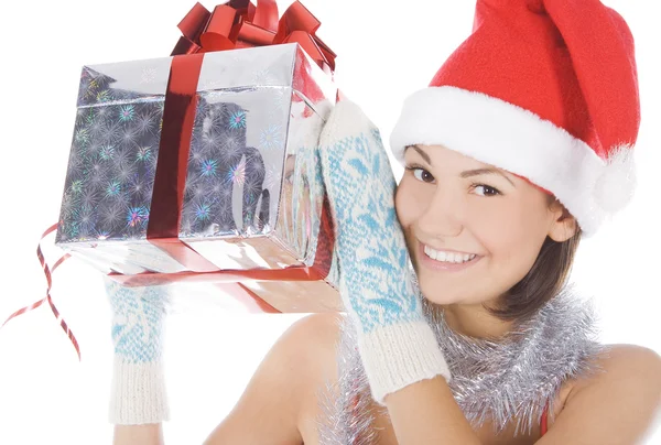 Santa woman showing gift wearing Santa hat. — Stock Photo, Image