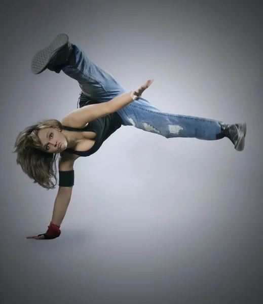 Девушка-подросток танцует брейкданс в действии — стоковое фото