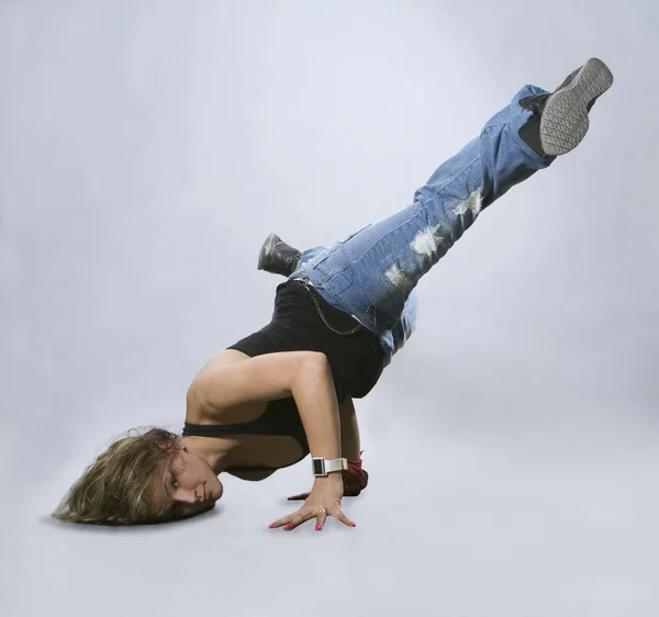 Menina adolescente dançando breakdance em ação — Fotografia de Stock