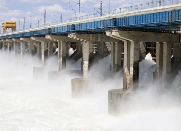 Reset of water at hydroelectric power station on the river — Stock Photo, Image
