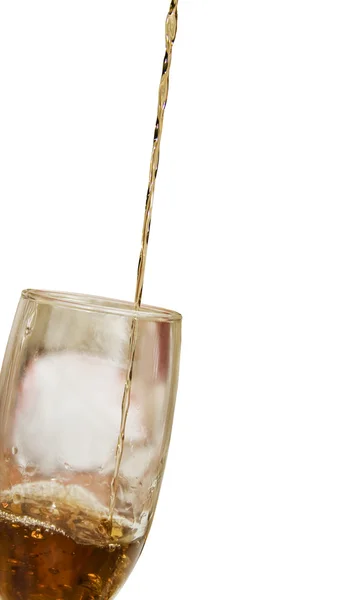 Bebida de álcool derrama no vidro isolado sobre branco — Fotografia de Stock