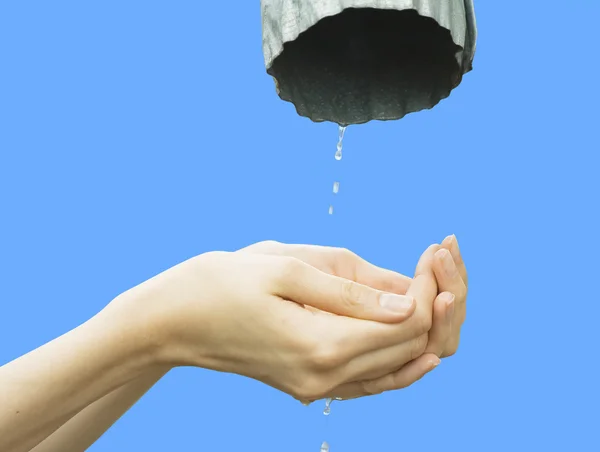 Ręce połowu czysta woda spada z bliska — Zdjęcie stockowe