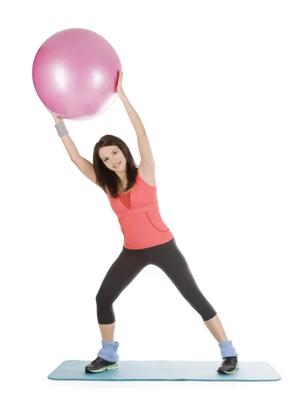 Menina jovem atraente com bola de fitness no alongamento — Fotografia de Stock