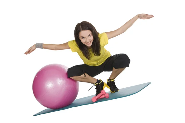 Attraktiv ung kvinna med fitness hantlar i sportcenter — Stockfoto