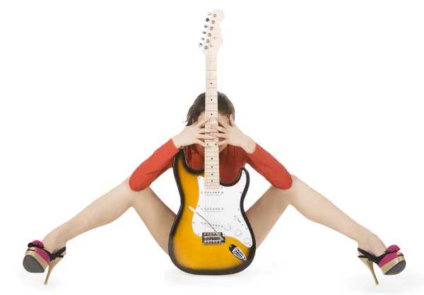 Sexig ung kvinna poserar med gitarr över vita — Stockfoto