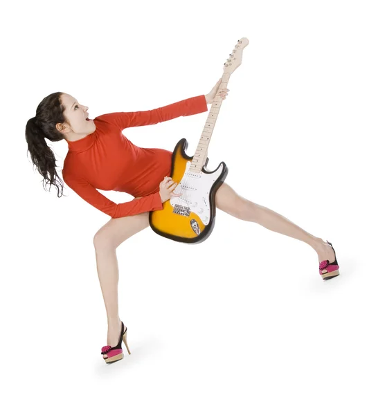 Sexig ung kvinna poserar med gitarr över vita — Stockfoto
