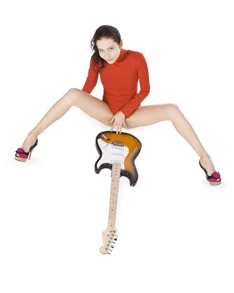 セクシーな若い女性の白でギターでポーズ — ストック写真