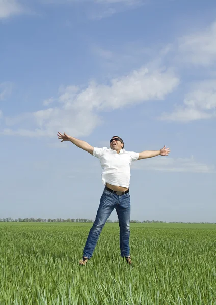 Молодой Человек Прыгает Через Зеленое Поле Травы — стоковое фото