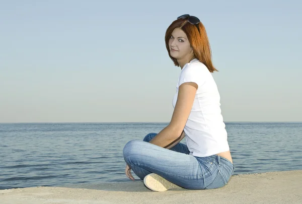 Молодая Женщина Смотрит Океан — стоковое фото