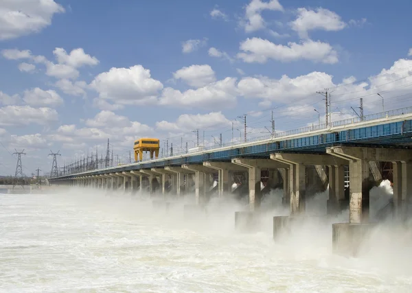 水力発電所、川の水のリセットします。 — ストック写真