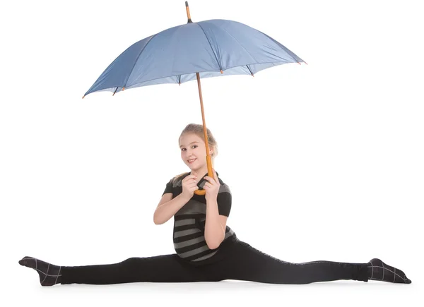 Junges blondes Mädchen sitzt auf Bindfäden und hält blauen Regenschirm — Stockfoto