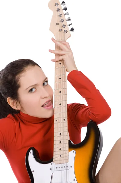 Сексуальная молодая женщина позирует с гитарой поверх белого — стоковое фото