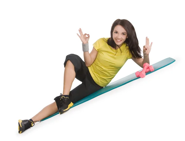 Attraente giovane donna con manubri fitness nel centro sportivo — Foto Stock