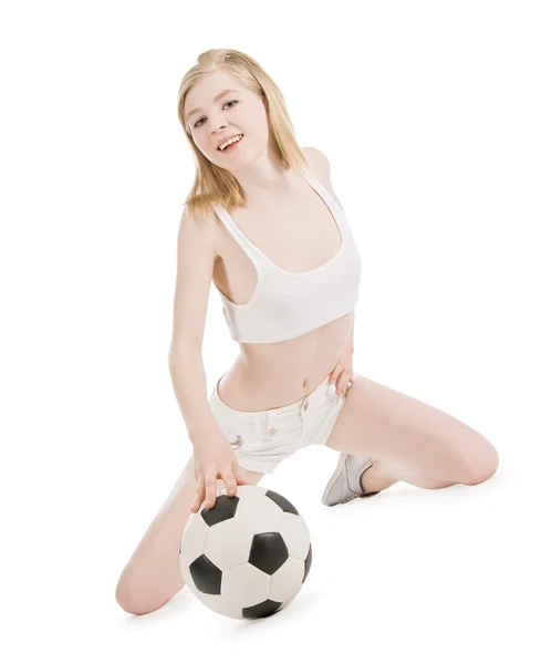 Яркая фотография сексуальной женщины с футбольным мячом над белым — стоковое фото
