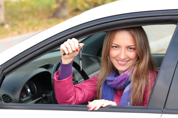 Mujer mostrando la llave de su nuevo coche — Foto de Stock
