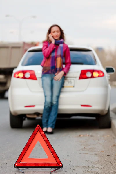 Vrouw dringt erop aan dat een permanente dienst door een witte auto — Stockfoto
