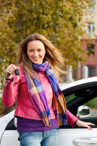 Den lyckliga kvinnan visar nyckeln till sin nya bil — Stockfoto