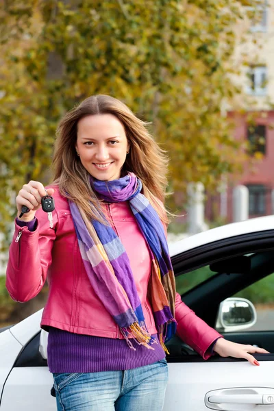 Щаслива жінка показує ключ своєї нової машини — стокове фото