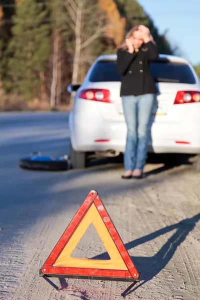 Жінка біля її пошкодженого автомобіля кличе на допомогу — стокове фото