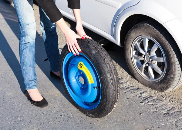 Woman changing the wheel — Stock Photo, Image