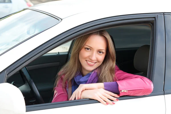 Kvinnan sitter i bilen — Stockfoto
