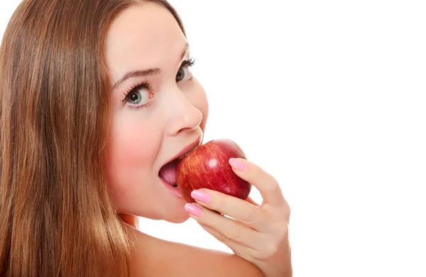 Красивая девушка с открытым ртом ест красное яблоко — стоковое фото