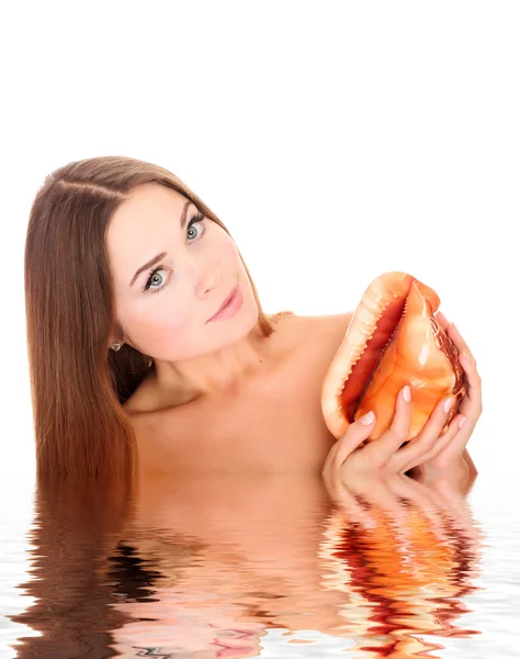 Güzel kadın ve deniz kabuğu — Stok fotoğraf