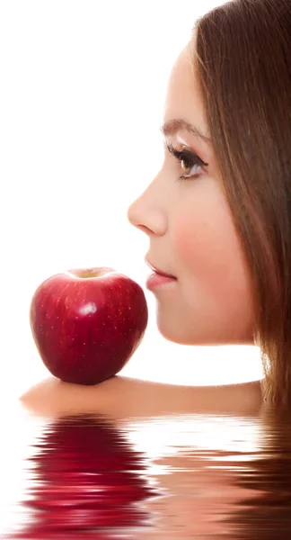 Красивая женщина с красным яблоком на плече — стоковое фото