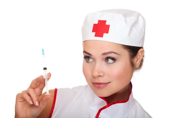 Портрет молодой красивой медсестры со шприцем — стоковое фото