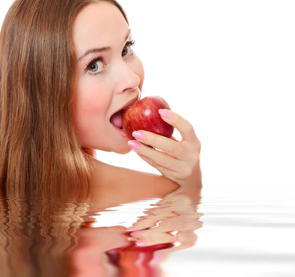 Bella ragazza con la bocca aperta mangiare mela rossa — Foto Stock