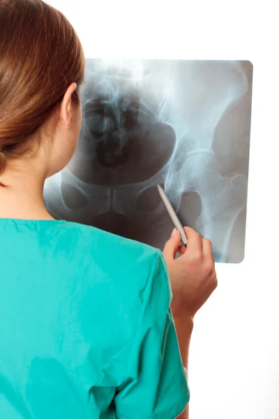 Vrouwelijke arts behandeling een x-ray afbeelding — Stockfoto