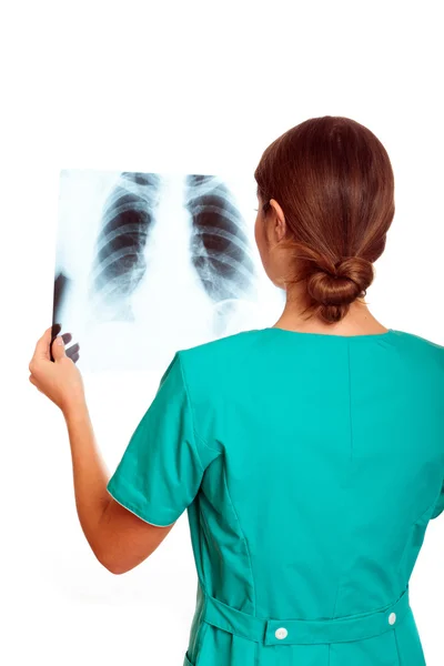 Ärztin untersucht ein Röntgenbild — Stockfoto