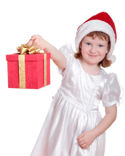 Holčička v Santa klobouk drží její vánoční dárek, samostatný — Stock fotografie