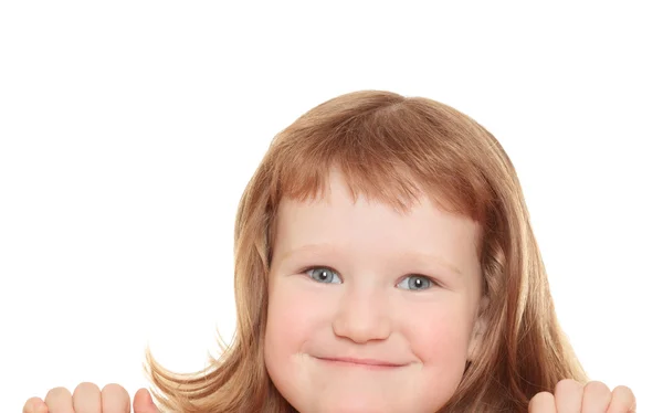 Милая маленькая девочка, опирающаяся на рекламный щит — стоковое фото