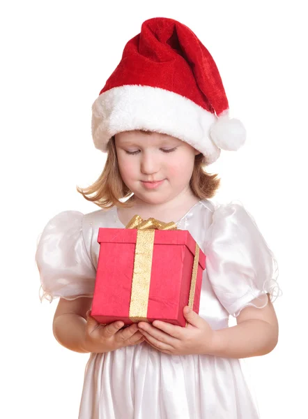 女婴在抱着她的圣诞礼物的圣诞老人的帽子 — 图库照片