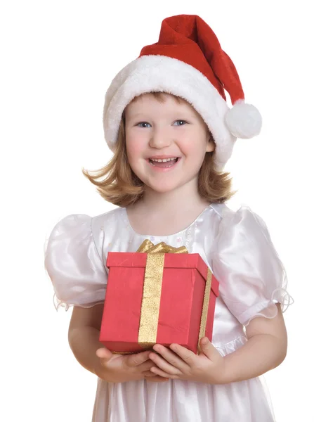 Девочка в шляпе Санты с рождественским подарком — стоковое фото