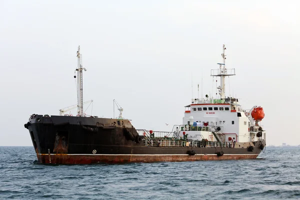 La petroliera è ancorata vicino al porto — Foto Stock