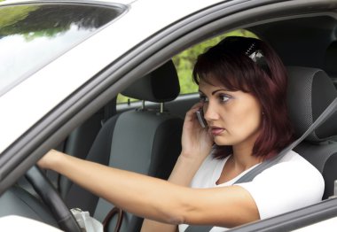 kadın sürücü sürüş sırasında telefon