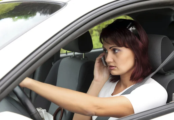 運転中の携帯電話上の女性ドライバー — ストック写真