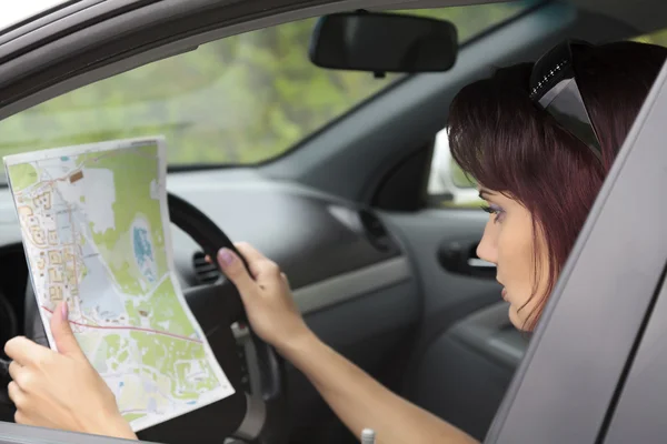 Woman looking at a map — Stock Photo, Image
