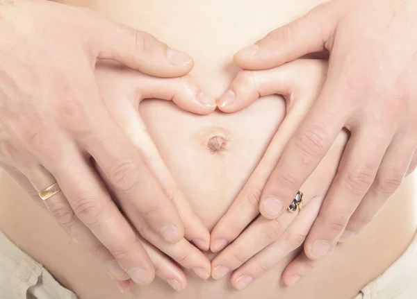 Herzförmige Hände Einer Schwangeren Frau Und Ihres Mannes — Stockfoto