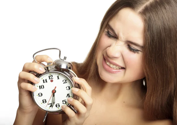 Rädd tjej håller en väckarklocka i händerna — Stockfoto