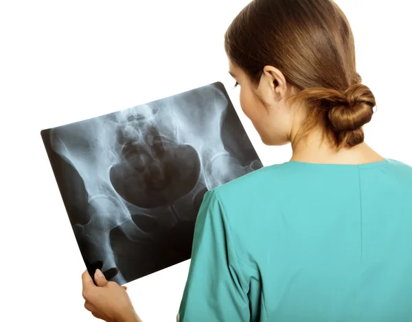 Kadın Doktor Röntgen Resim Incelenmesi Ray Görüntü Üzerinde Odaklanmıştır — Stok fotoğraf