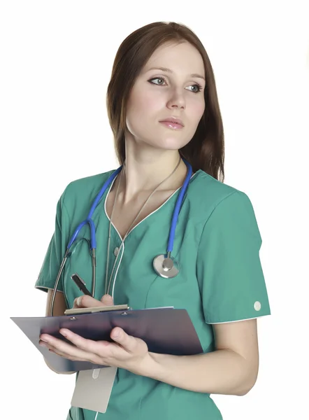 女医生身穿绿色制服和拿着剪贴板与医疗文书工作 — 图库照片