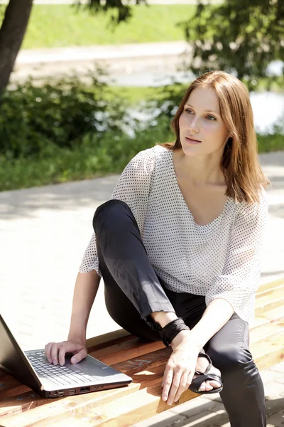 Mooie Jonge Vrouw Met Een Laptop Park — Stockfoto